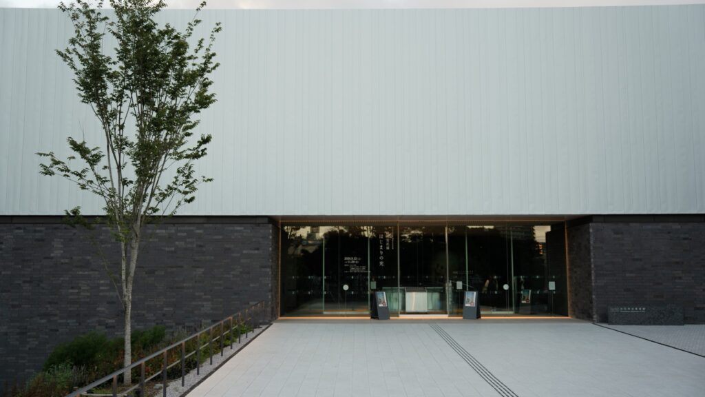 川口市立美術館の外観(正面入口)