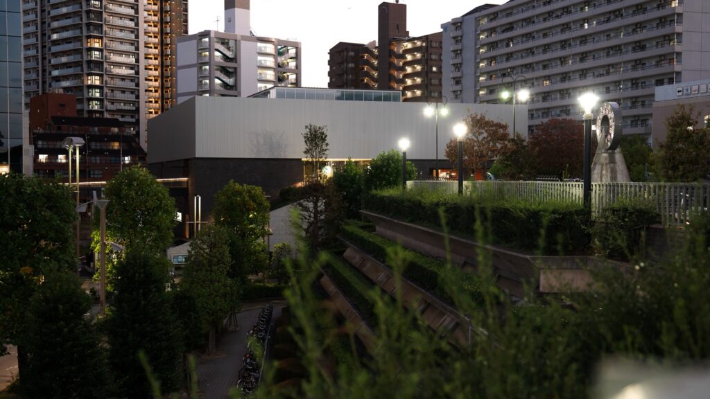 夕景の川口市立美術館と周辺の街並み