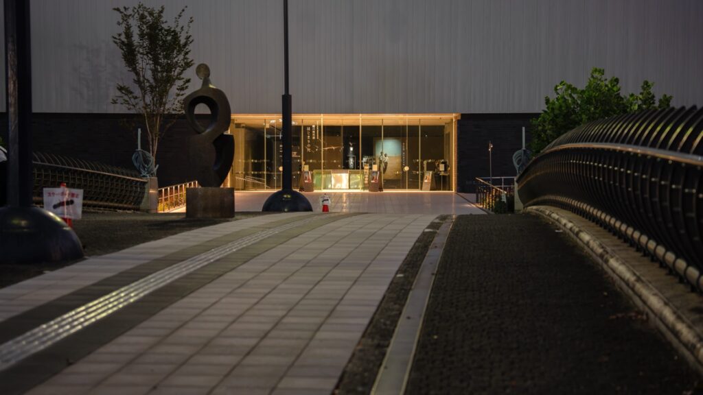 夜の川口市立美術館のアプローチ